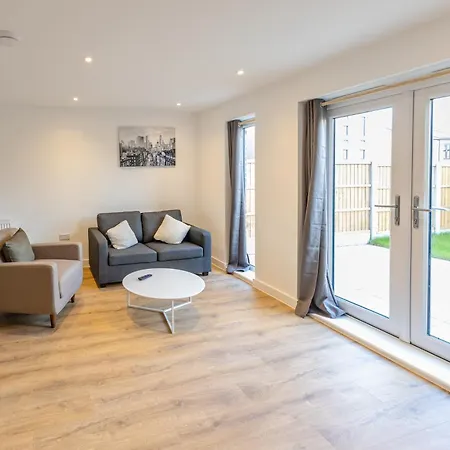 Stunning Modern 3 Bedroom Townhouse - Perfect Getaway-3