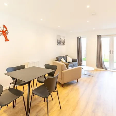 Stunning Modern 3 Bedroom Townhouse - Perfect Getaway-2
